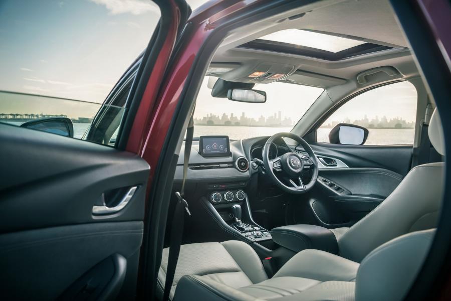 Интерьер Mazda CX-3 2018 года  (AU) (фото 14 из 30)